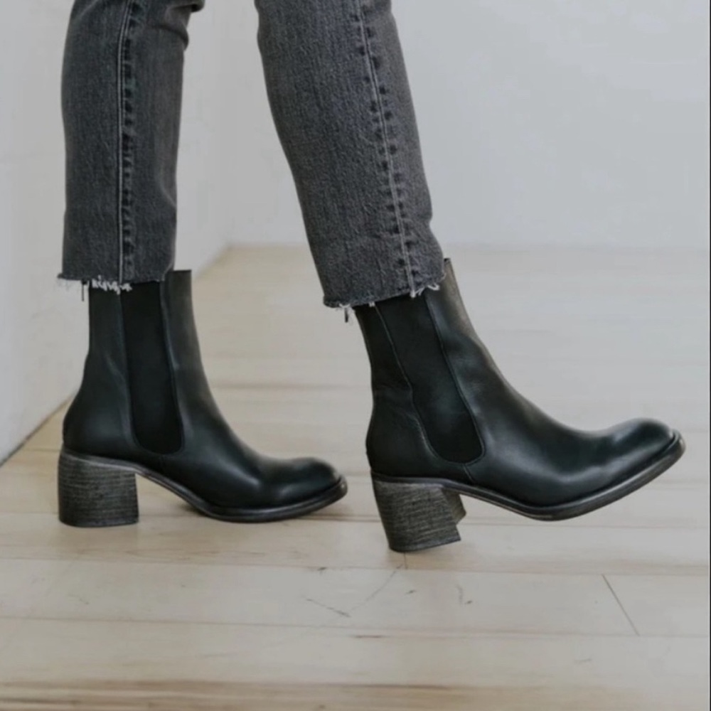 Free People Essential Chelsea Boot size 40
